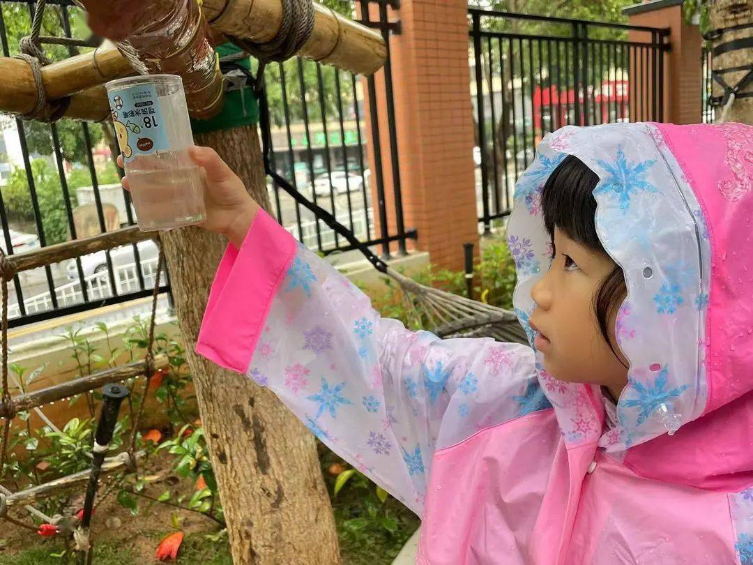 女孩院中玩耍，天降碎石雨，一次意外的冒险经历