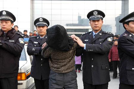 抢银行杀人潜逃25年罪犯被执行死刑，正义终将实现