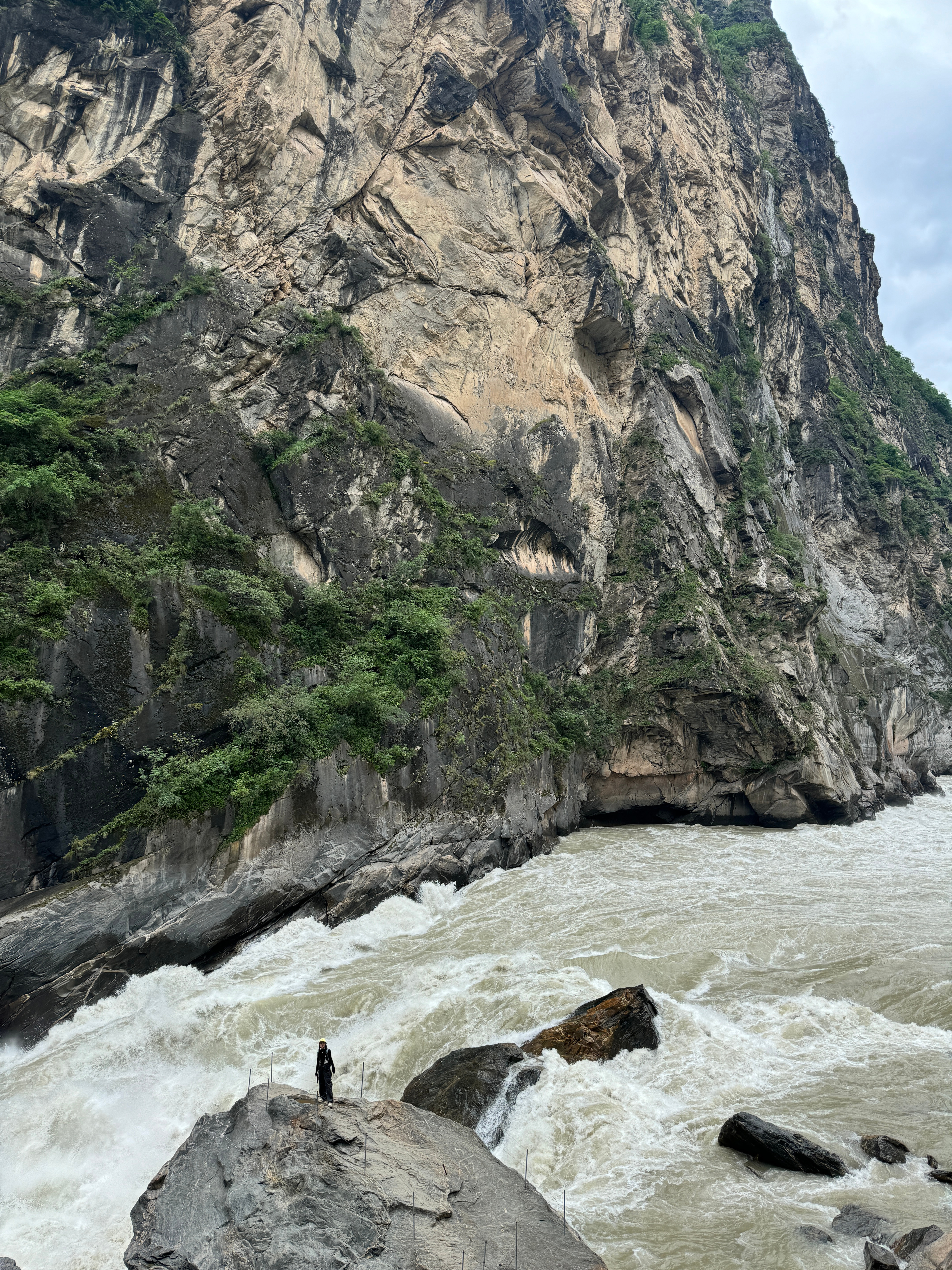 虎跳峡人生，卡石缝摄影师的镜头下的震撼之作