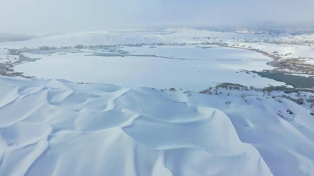 塔克拉玛干沙漠降雪，奇迹般的自然之美