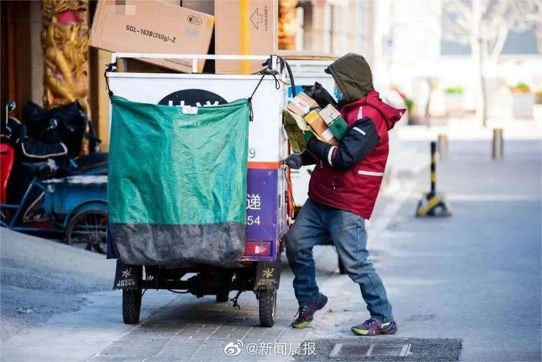 春节期间快递小哥日薪可超700元，忙碌的身影与辛勤的汗水